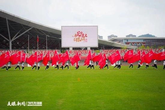 第48分钟，远藤航弧顶处凌空射门打偏了。